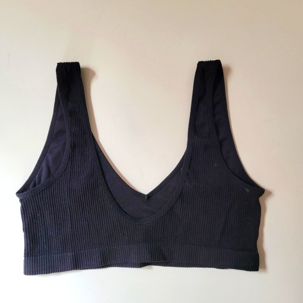 Black Ribbed V-Neck Crop Top - Picture 2 of 9